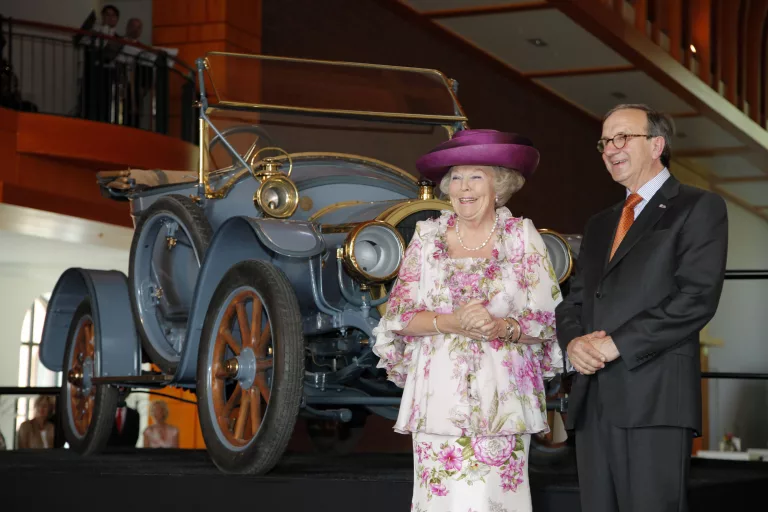 Louwman Museum geopend door Koningin Beatrix
