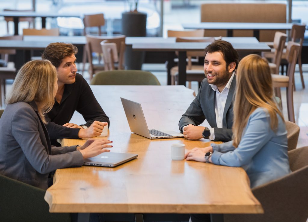 Collega's aan het praten